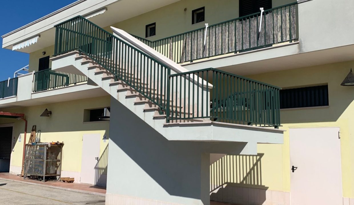 market litoranea esterno palazzina